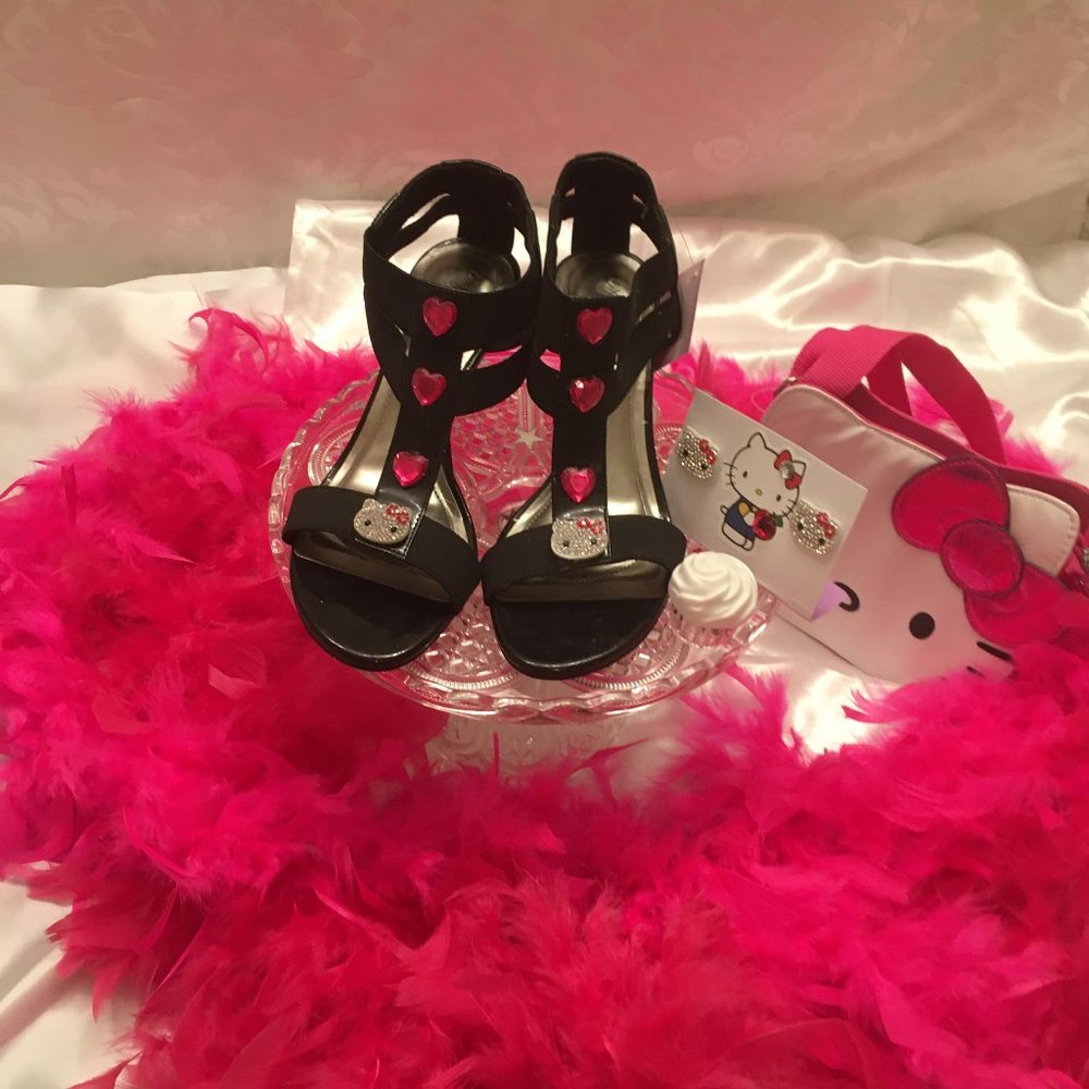 ADORABLE sandals and matching earings with hello kitty and crystal details!